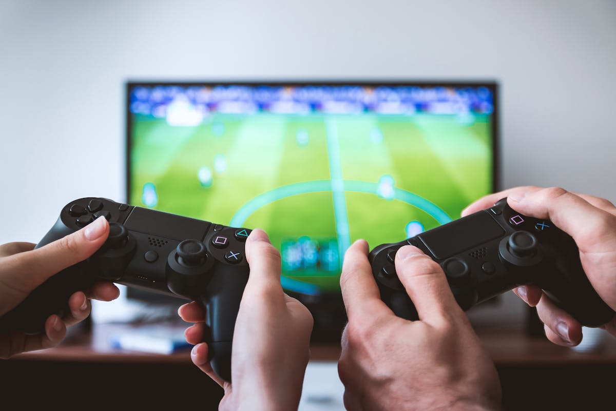 Wie kann ich eine alte Spielkonsole an einen modernen Fernseher anschließen